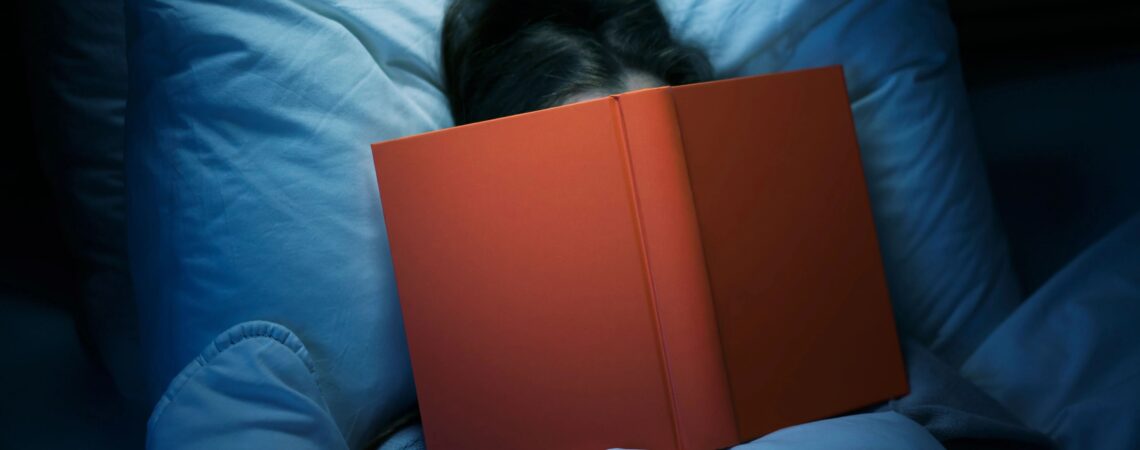 Te ia somnul când citești? Iată DE CE